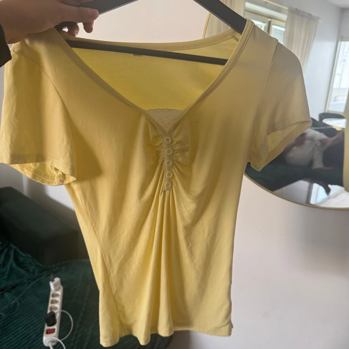 Gul v-ringad topp med knappar