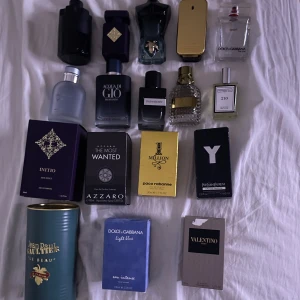 Mix av herrparfymer från kända märken - Samling av herrparfymer från märken som Yves Saint Laurent, Paco Rabanne, Dolce & Gabbana, Jean Paul Gaultier, Armani, Valentino, Initio och Azzaro. Flaskorna har olika former och färger, från mattsvart till guld och blått. Lyxiga och trendiga dofter, flera med originalförpackning.
