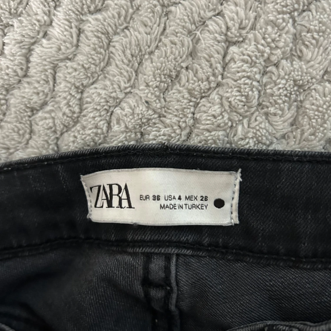 Svarta boutcut jeans  - 3