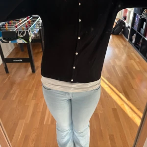 Svart sammetkofta med pärlknappar - Säljer en svart kofta i mjuk sammet med långa ärmar och snygga pärlknappar framtill. Supersöt och passar till allt. Använd fåtal gånger, pris är diskuterbart❤️