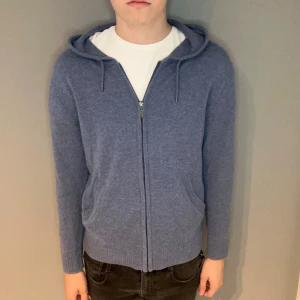 Cashmere CH tröja  - Cashmere CH tröja | storlek S | skick 9,5 | fraktar via PostNord eller Instabox på köparens bekostnad | hör av dig vid funderingar 