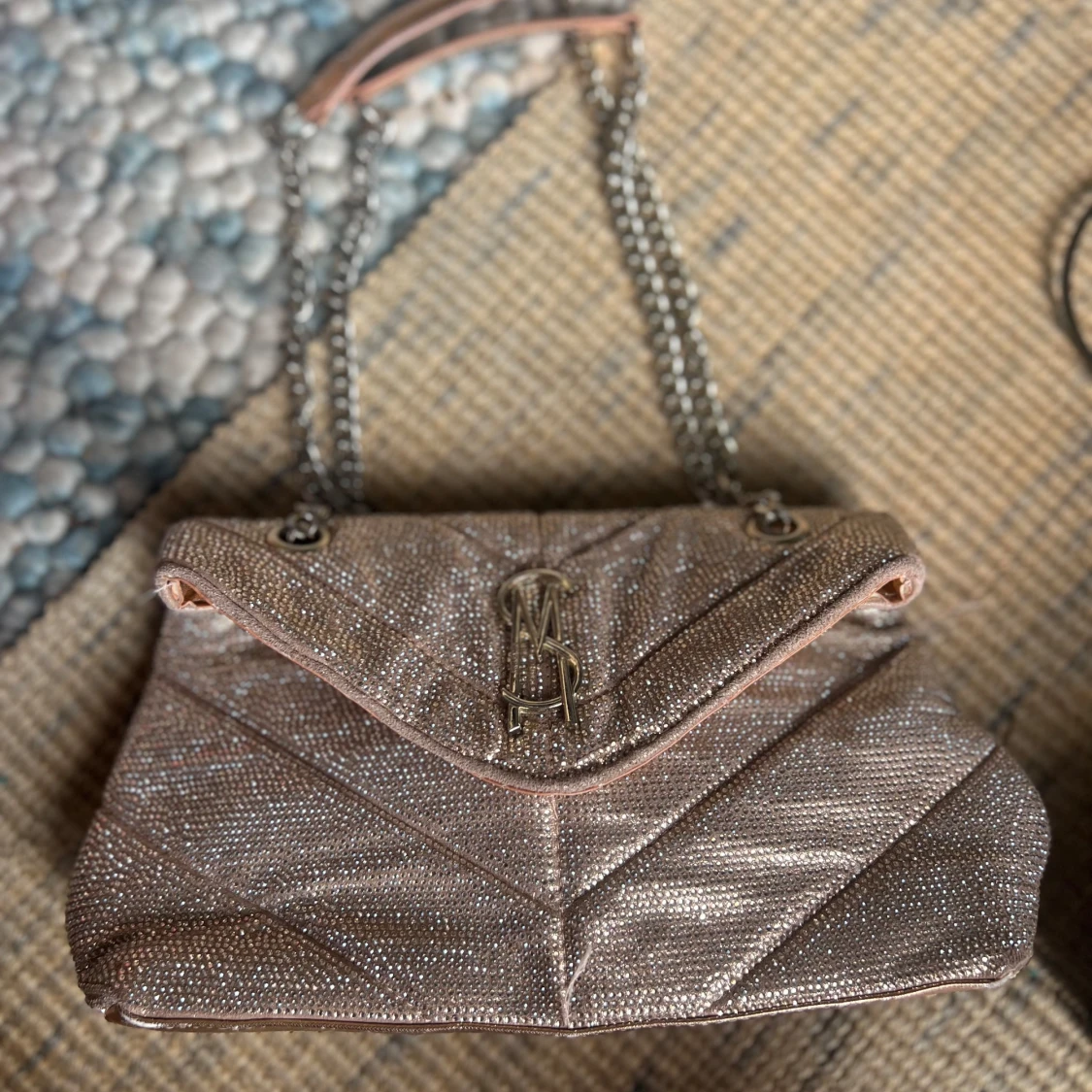 Glittrig axelväska från Steve Madden - 4