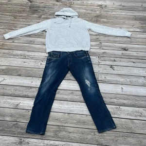 Replay Anbass  - Säljer nu dessa mörkblå Replay Anbass med slitningar samt riktigt feta ljusare detaljer. Storleken är W33 L32 men passar även W32-W31. Hör av er vid frågor om till exempel mått etc… 💯👑