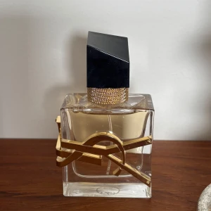 YSL libre parfym  - YSL libre i 30 ml, helt ny och bara använt 2 sprut för o testa 💛