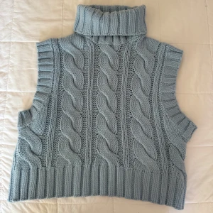 Stickad väst H&M  - Jag säljer min fina ljusblå stickade väst från H&M Divided i storlek XS💙I mycket bra skick säljer pga den blev för liten.