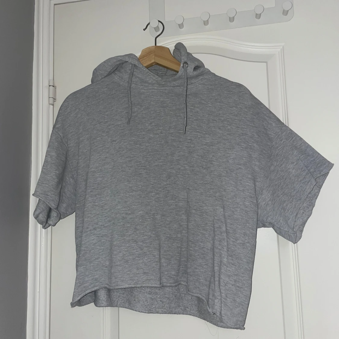 Grå hoodie med kort ärm