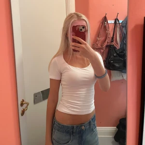 Vit T-shirt - Tajt vit T-shirt med snygg fyrkantig urringning! Jätteskönt och lent material, knappt använd🤍🤍