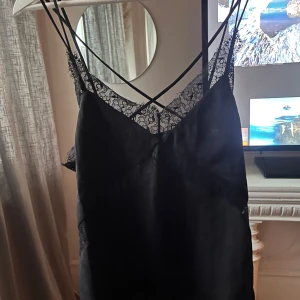 Svart linne - Säljer ett svart linne med en öppen rygg. 
