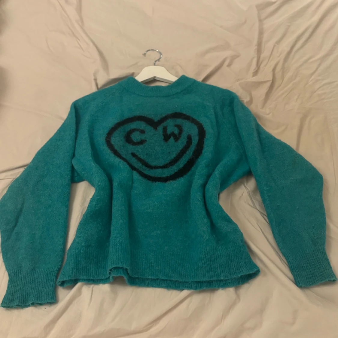 Turkos stickad tröja med hjärta - 2
