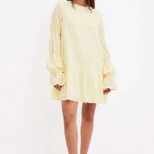 Gul klänning nakd - Helt oanvänd och ny gul klänning från nakd med öppen rygg, storlek 34 men passar säkert 36 också💞💞 