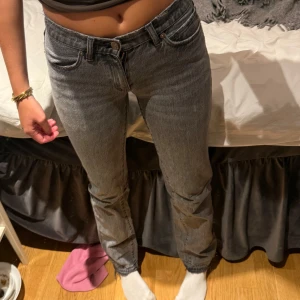Abrand grå jeans A '99 Low Straight - Säljer ett par grå Abrand Jeans i modellen A '99 Low Straight. Jeansen har låg midja, raka ben och klassisk femficksdesign. Materialet är denim i bomull och färgen är snyggt tvättad grå. Perfekta om du gillar en avslappnad och stilren look.