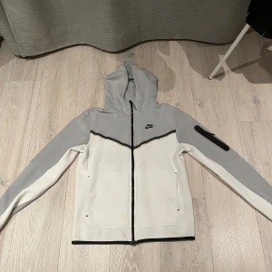 Nike Tech dress - Jag säljer detta kit då jag inte passar i det längre så har ingen användning av dom så säljer dom istället men riktigt fint skick på plaggen nästintill nya