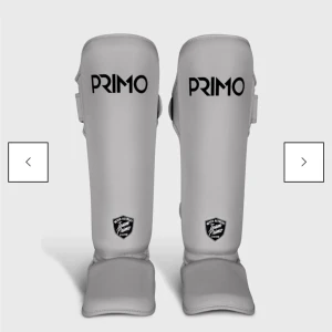 Primo fightwear chinguard, Muay Thai - Jag säljer mina primo benskydd i storlek S (UNISEX) som jag köpte i maj detta året, dem är använda men är som nya och tagit väl hand om dem och alltid luftat dem. Jag säljer dem pga jag ska köpa ett par i svart istället för den färgen fanns inte när jag skulle köpa benskydd. Nypris: 1175kr + ca 500kr frakt