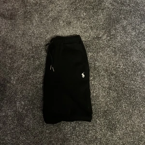 Ralph lauren byxor svart - Säljer mina ralph lauren byxor i storlek medium men passar mer åt S hållet! Eftersom att dom har blivit lite för korta. Köptes här på plick för ca 600 kr. Passar nog  dig som är runt 160-175 cm lång! Om ni har frågor får ni jätte gärna ställa jag svarar på allting!