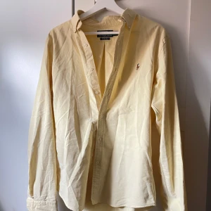 Ralph Lauren shorta - Super fin shorta i bra skick. somrigt ljusgul och i väldigt bra skick.