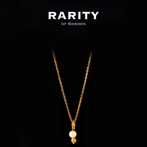 Pearl Ring Necklace - Gold: Guldhalsband med pärla  - Snyggt halsband i guld från Rarity of Sweden med en tunn kedja och hängsmycke med en vit pärla och en liten guldfärgad detalj. Perfekt för dig som gillar stilrena och eleganta smycken med en lyxig touch.