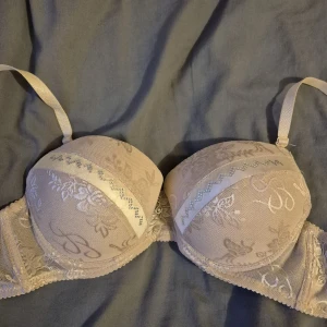 Beige bh - Säljer pågrund av förstor. Storlek står på sista bilden. 