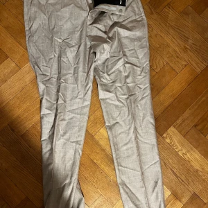 Beige kostymbyxor från boss - Snygga beige kostymbyxor från boss