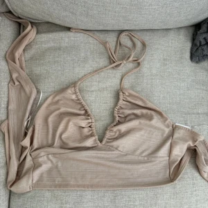 Glittrig topp - Suprebra skick, endast använd en gång! Beige/rosa med glitter, öppen ryggmed knyte💕