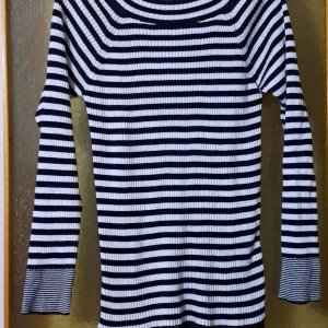 Randig ribbad långärmad tröja - Säljer en svartvit randig långärmad tröja med ribbad struktur. Tröjan har en klassisk rund halsringning och sitter figurnära. Fint skick :)