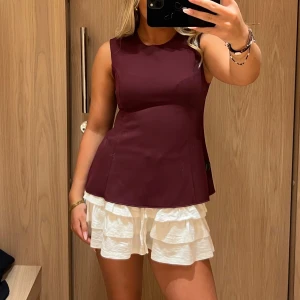 Vinröd topp - Snygg figursydd topp❣️aldrig använd 