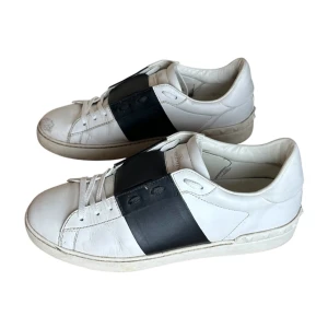 Valentino open  - Valentino garavani open sneakers navy blue. Skick 8/10 fina! Kommer med allt, kvitto box Dustbag! Pris 2790kr finns att köpa på våran hemsida, Fashionels.com 