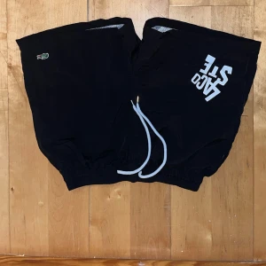 Svarta simshorts Lacoste - Lacoste Simbyxor ny skick