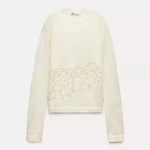Vit stickad tröja med spets från Zara - Superfin vit stickad tröja från Zara med lång ärm och rund hals. Tröjan har en bred panel av blommig spets framtill som ger en söt och unik touch. Obs har en Tshirt under på bilderna för att den är ganska see through men det kan funka utan. Storlek m men ganska liten i storlek så passar s. 