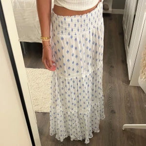 Vit blå blommig långkjol Gina Tricot - Supersöt långkjol från Gina Tricot i vit med blått blommigt mönster. Köptes nyss på Gina tricot men jag har endast använt den en gång💗