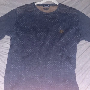 Mörkblå stickad tröja Armani Jeans - Tja, säljer en mörkblå Armani tröja med metall loggan och på baksidan finns loggan utan metall, knappt använd inga fel med tröjan.