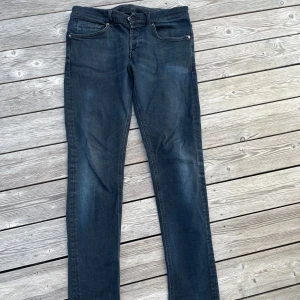 Dondup jeans  - Snygga svart/blåa dondup jeans i bra skick säljes. Inga hål eller fläckar och dem är i storleken w35 (midjemått på 90 cm). Tveka inte vid minsta fråga eller fundering😇