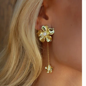 Guldiga blomörhängen från Ioaku  - Fina blomörhängen med hängen som är borttagbara. Använda ca 5 gånger så helt i nyskick