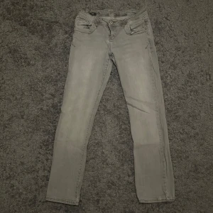 Grå bootcut jeans från Ltb  - Snygga grå jeans från Ltb i bootcut-modell med låg midja. Jeansen har klassiska fem fickor, diskreta sömmar och är tillverkade i mjukt bomullstyg med lite stretch. 