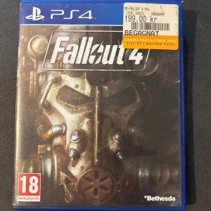 Fallout 4 PS4 - Fallout 4 är ett actionfyllt äventyr för PS4 där du utforskar en postapokalyptisk värld, bygger och överlever. Perfekt för dig som gillar frihet, spänning och att skapa din egen väg. Rekommenderas för dig som är 18+ och söker en episk spelupplevelse.
