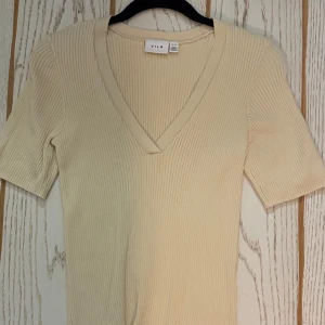 topp från vila - v ringad topp från vila. jätteskön i materialet.