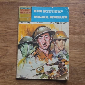 Den mystiske Major Maclean - Soldatserien nr 1 år 1979 - Spännande serietidning från 1979 med actionfyllda illustrationer av soldater och strider. Perfekt för dig som gillar äventyr, historia och klassiska tecknade berättelser. En cool retrobok som passar unga vuxna och samlare av serier.