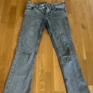 Grå snygga bootcut jeans - Grå snygga jeans från HM i storlek 170 använt ett få tal gånger 