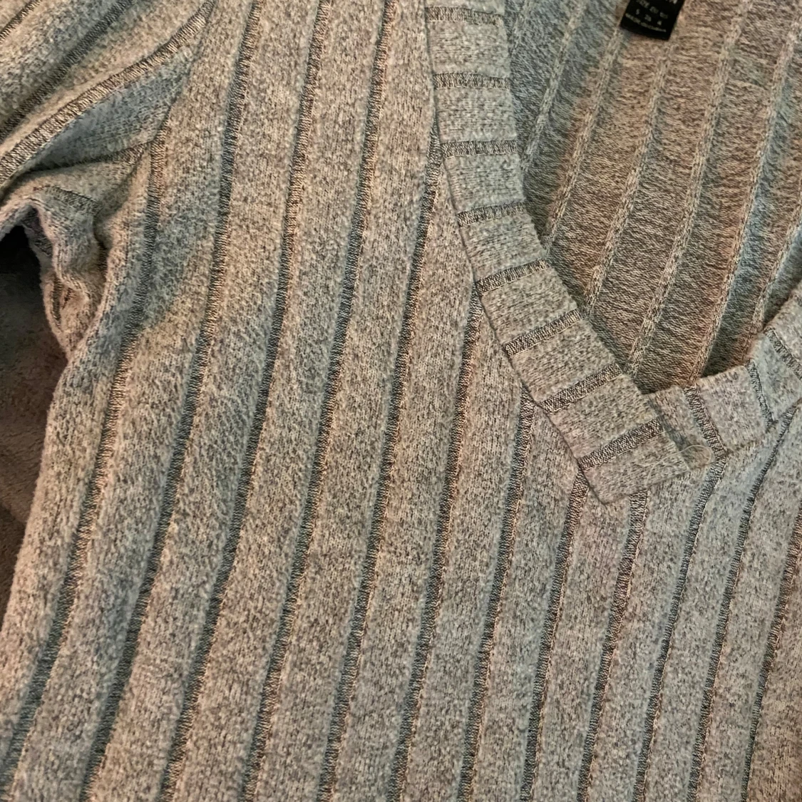 Grå ribbad v-ringad tröja - 1