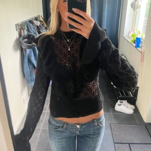 Stickad tröja  - En fin stickad tröja med volang och hålmönster från HM🙌💖storlek M men känns mer som S☺️