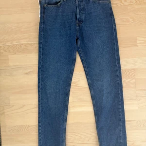 Blå jeans Jack & Jones Relaxed Chris - Snygga blå jeans från Jack & Jones i modellen Relaxed Chris. Rak passform. Helt oanvända med lapparna kvar!