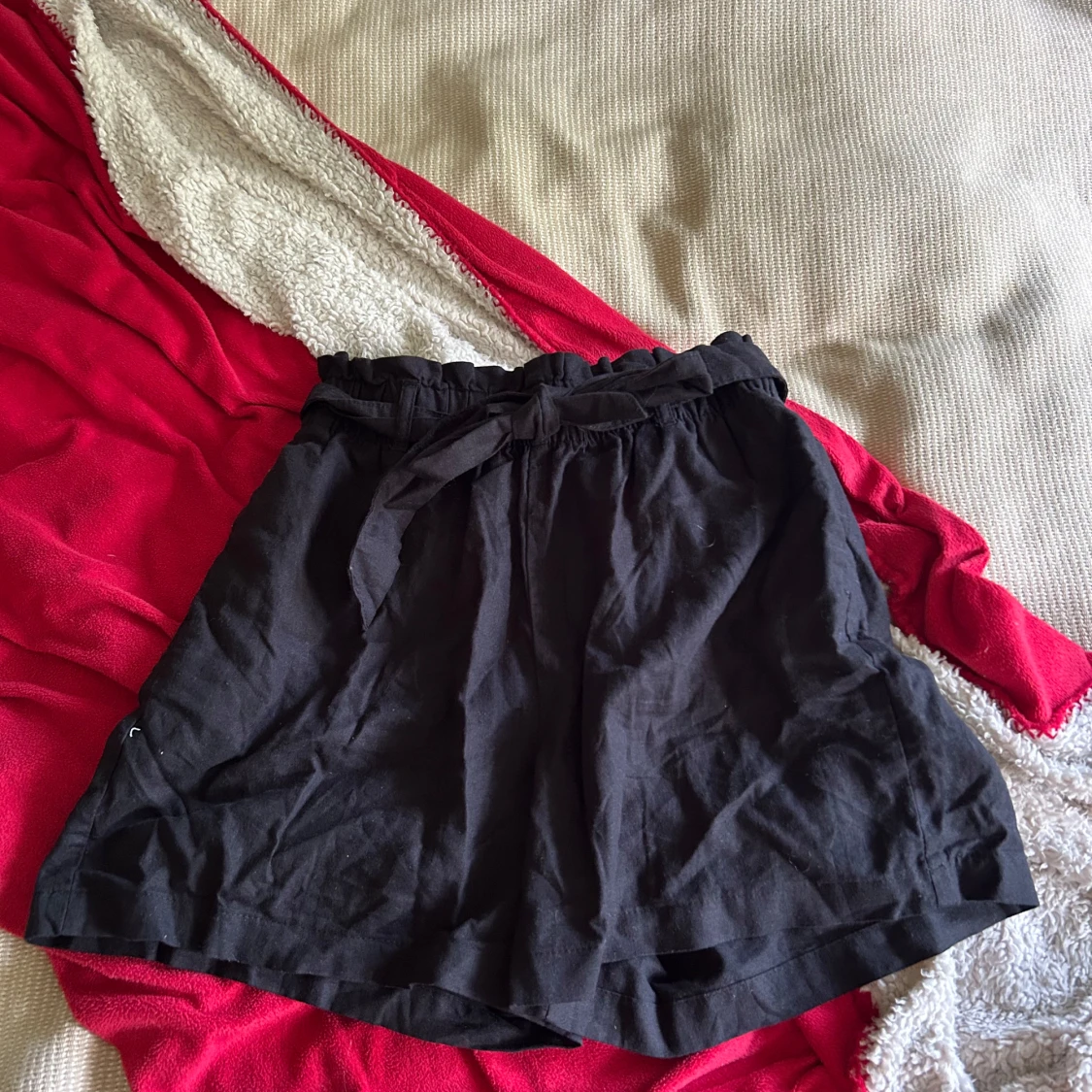 Svart kortkjol med knyt från Esmara