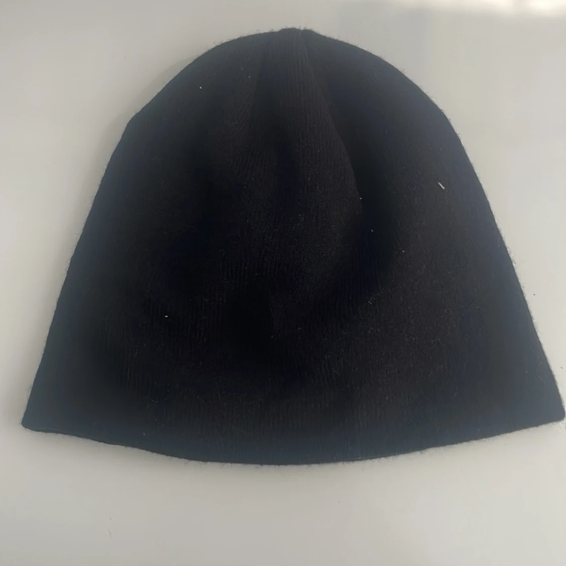 Svart mössa med åtta-boll motiv - 1