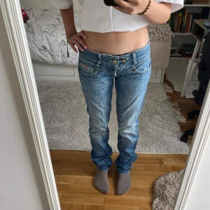 Super low Rise straight/skinny jeans - Sparsamt använda. Storlek 27/34💗 väldigt low Rise och super snygga, de gör lätt en outfit mer intressant med deras design och om man vill kan man sy om dom till bootcut då dom nu är raka🩷