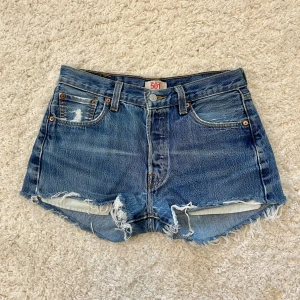 Levi's 501 jeansshorts - Blå jeansshorts från Levi's, modell 501, ripped och i bra skick. Storlek S/M