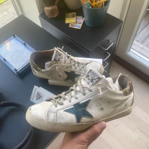 Golden Goose skor - Snygga vita sneakers från Golden Goose. perfekt till nästan alla outfits, Speccielt med outfits som har mörk blått och vit som bas färger. Kostar 6500 nytt men mitt pris är bara 1499. Inga defekter förutom original sulan inte medföljer