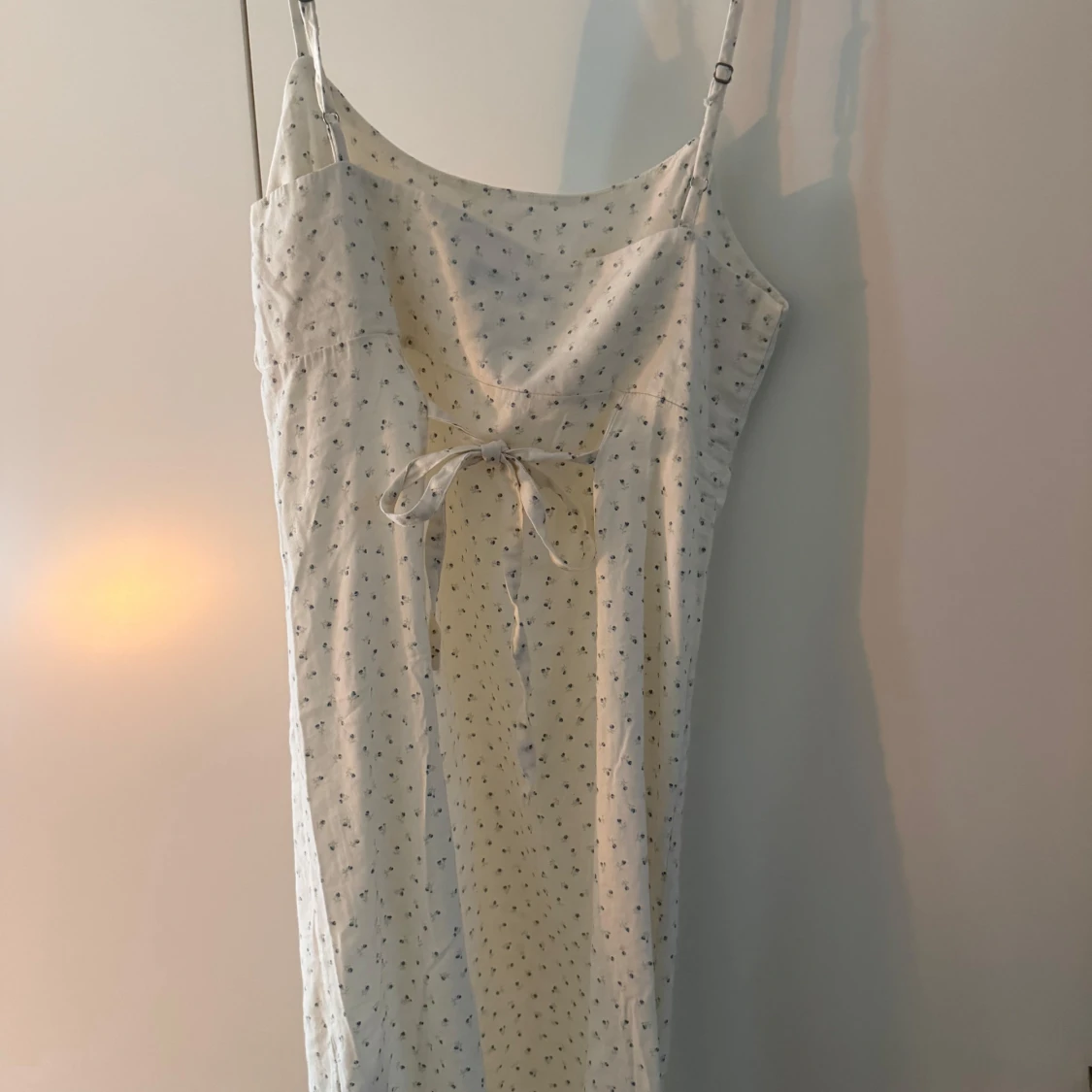 Vit blommig knytbar klänning Brandy Melville - 1