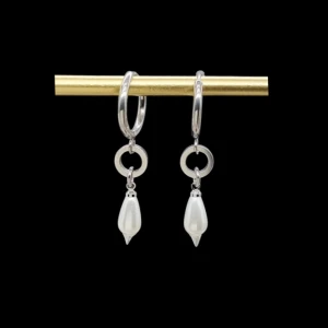 Silvriga örhängen med droppformad pärla - Snygga silvriga örhängen med rund ring och hängande droppformad vit pärla. Perfekt för dig som gillar stilrena smycken med en twist. De har en modern look och passar till många olika outfits.