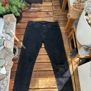 Nudie jeans - Svart Nudie jeans storlek 32x32, riktigt fint skick inga defekter. Skriv vid frågor!