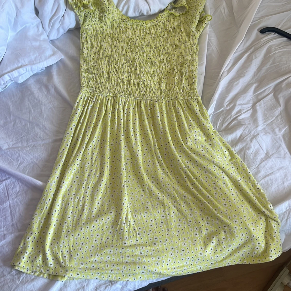 Gul blommig kortklänning Stories M - 1