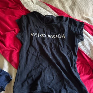 Två T-shirts  - En blå och en svart T-shirt 